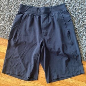 Lululemon Mens Stretchy Straight Leg Waist Tie Black Shorts size Small
